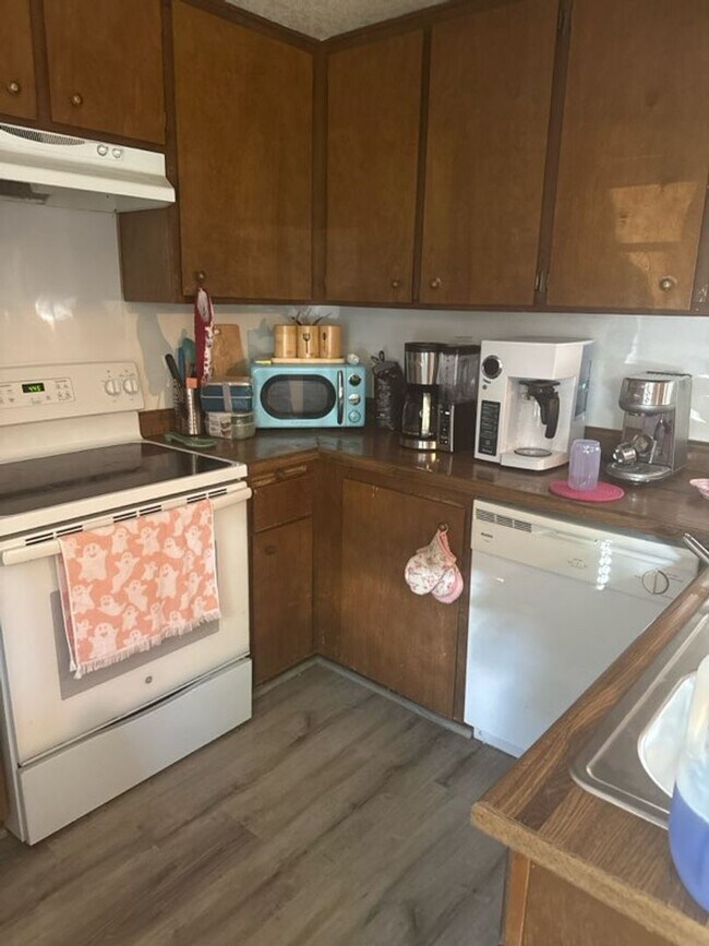 Building Photo - Wonderful secluded location in West Davis.