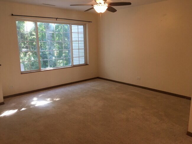 Building Photo - 318 W Whispering Oaks Ln