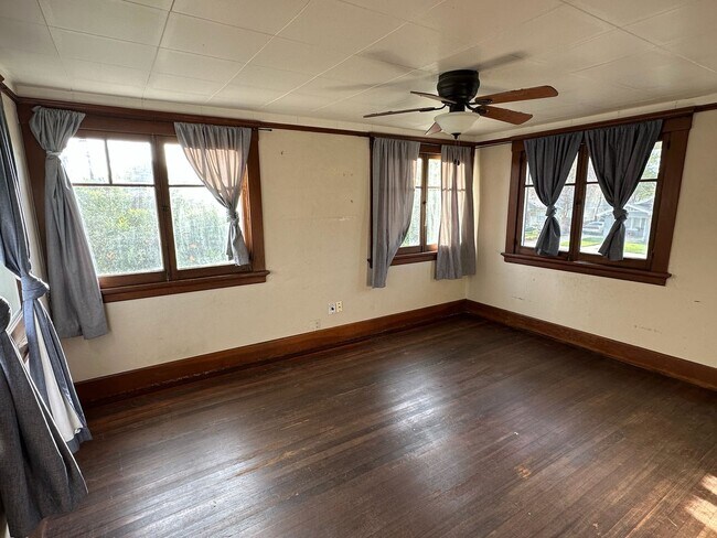 Foto del edificio - 530 W Kaweah Ave