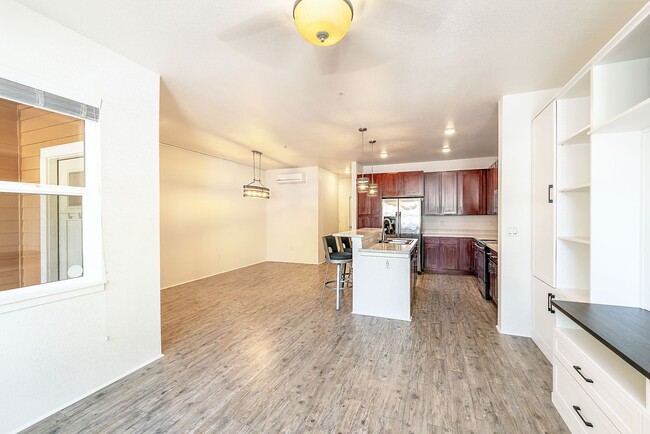 Building Photo - Stunning 3-bedroom and 2.5 Bath - Located ...