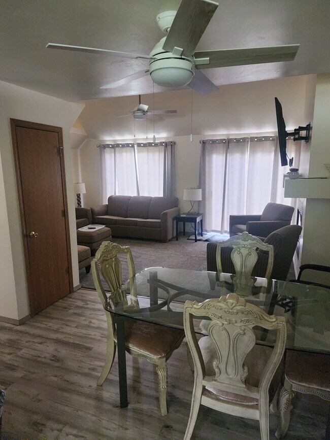 Open floor plan - 1810 Briarwood Ct