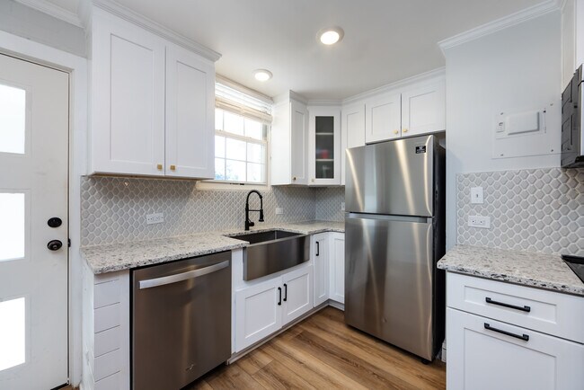 Foto del edificio - Plaza Midwood Apartments