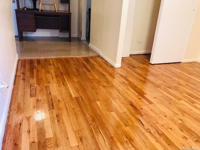 Building Photo - 83-30 Vietor Ave