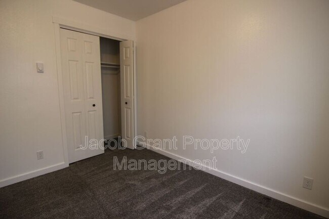 Building Photo - 2158 Stace St