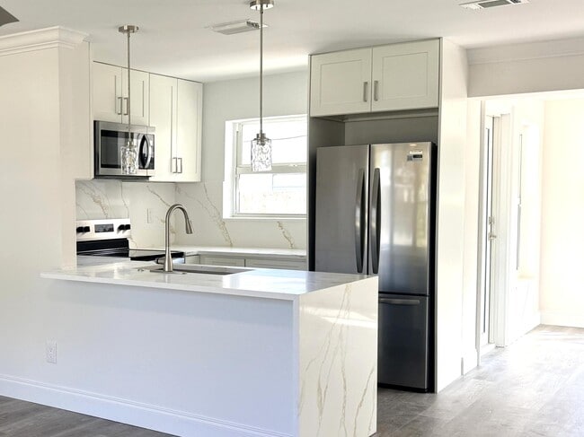 Building Photo - 442 SW 14th Ct