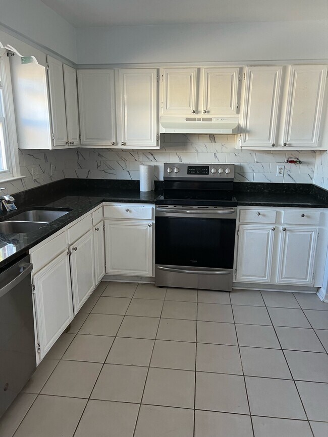 Building Photo - 1205 Tar Heel Ct