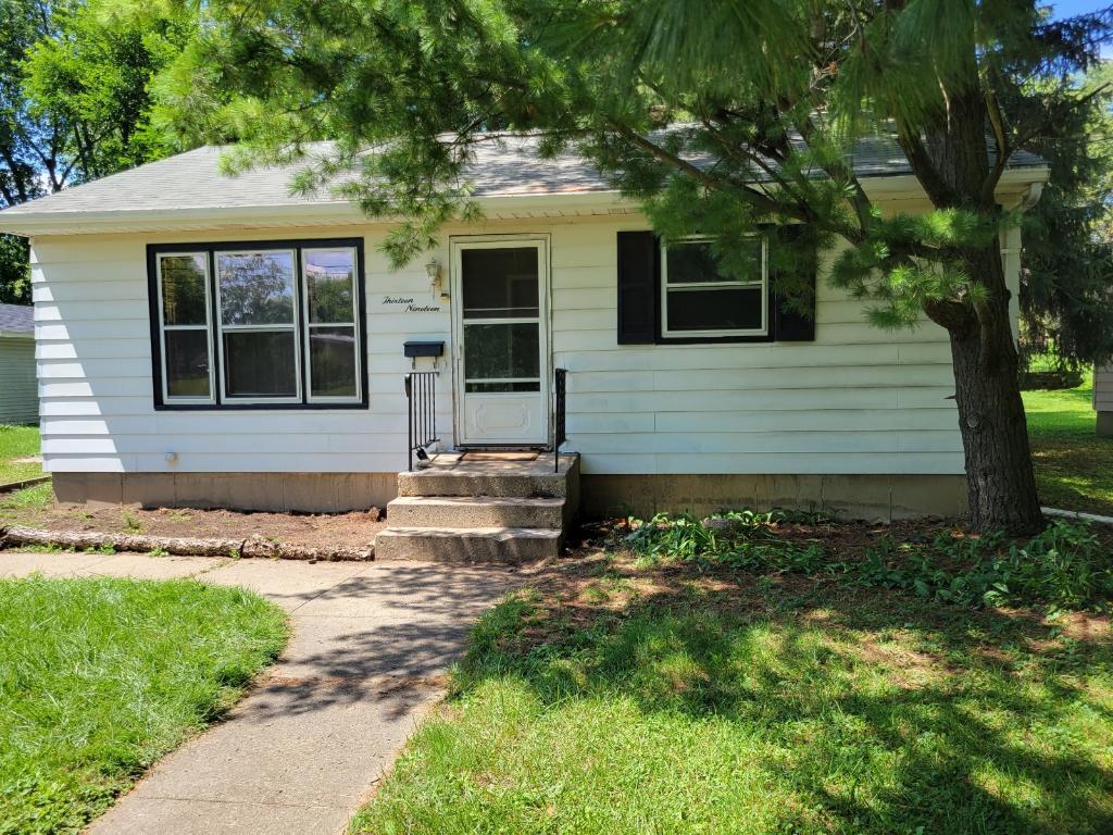 1319 Clay St, Woodstock, IL 60098 House Rental in Woodstock, IL