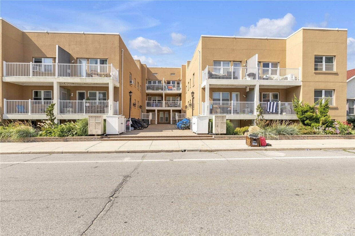 Primary Photo - 251 W Broadway