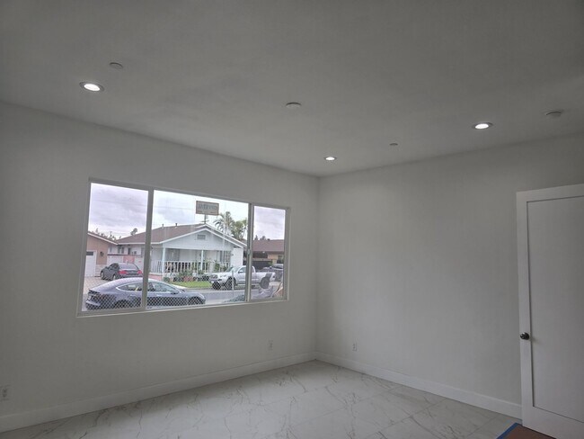 Foto del edificio - Newly Built Spacious 4 Bed/4 Bath Home in Garden Grove for Lease
