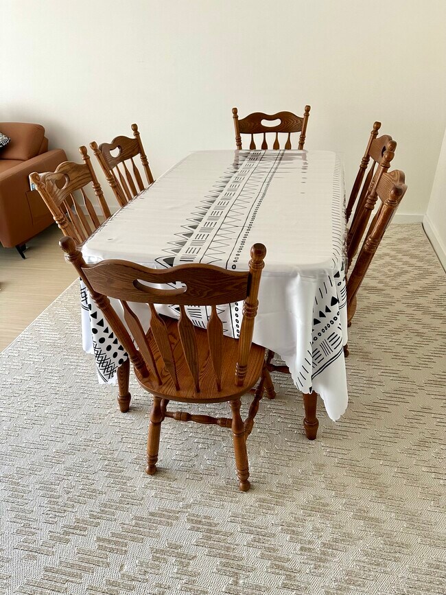 Mesa de comedor para 6 personas. Tiene hoja adicional. - 174 Hemingway Ct