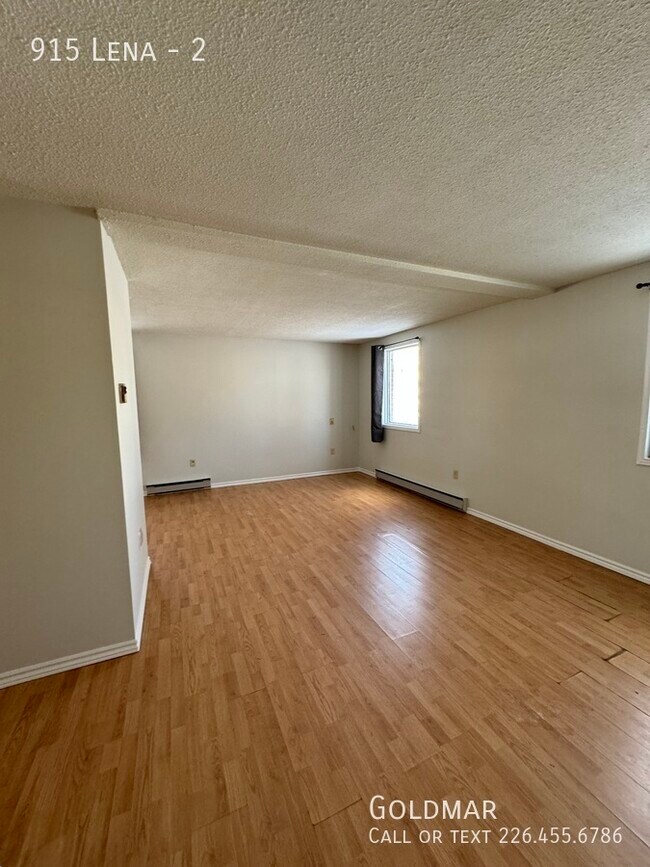 Photo du bâtiment - Large 2 bedroom unit near the University!