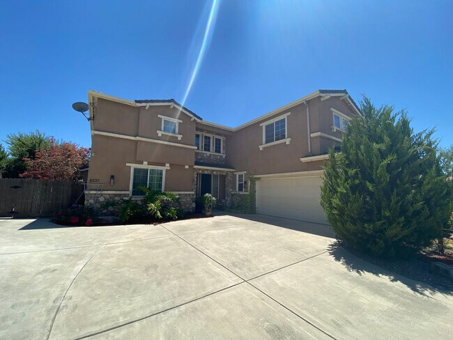 Foto del edificio - Big beautiful Home for rent in Visalia, Ca