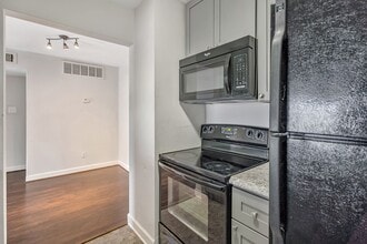 Building Photo - 2800 Jeanetta St