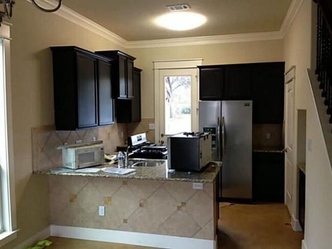 Building Photo - 4X3 Home Close to Campus!