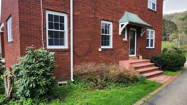Building Photo - Four Bedroom Single Family home in Derreck...