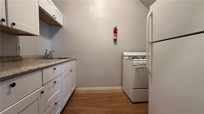 Building Photo - 7634 Roslyn Street Unit 4
