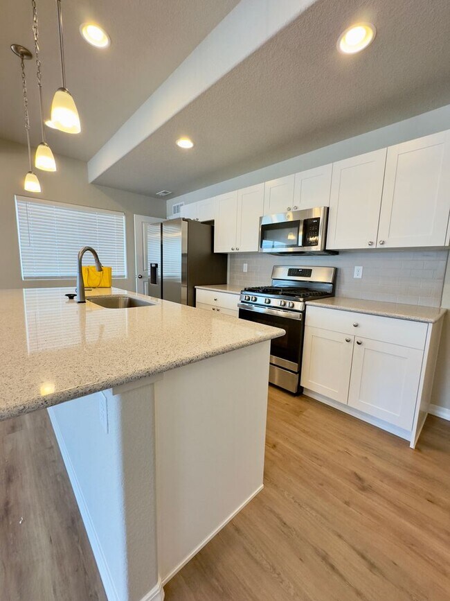 Building Photo - 3 Bedroom 2.5 bath 2 car garage with centr...