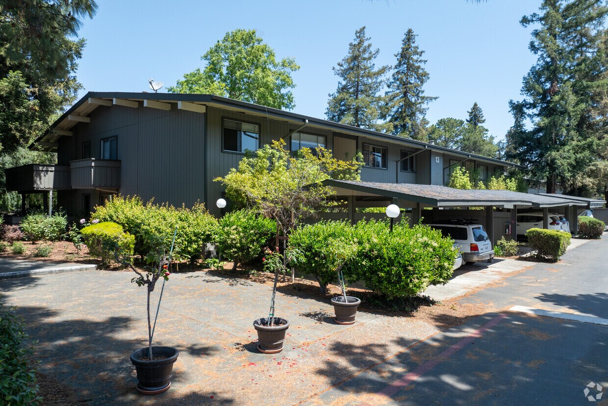 Building photo - Vista Del Lago