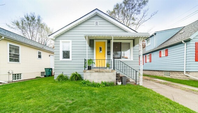Building Photo - 510 E Oakridge St