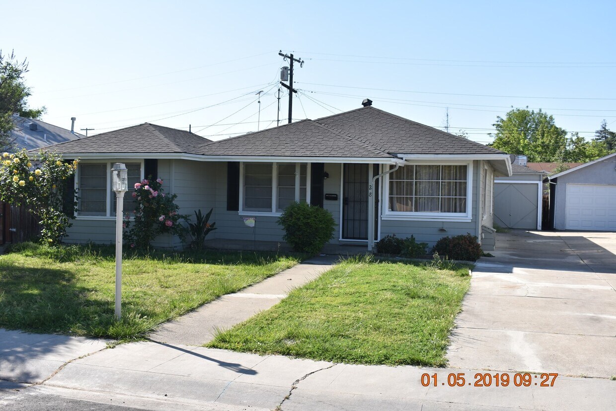 Foto principal - Charming Three Bedroom Home with New Carpe...