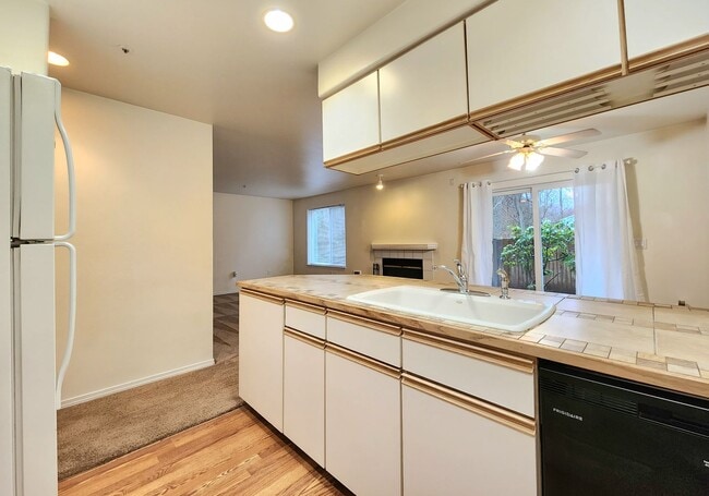 Building Photo - Everett Condo / 2 Bed/ 2 Bath / Everett Near Boeing