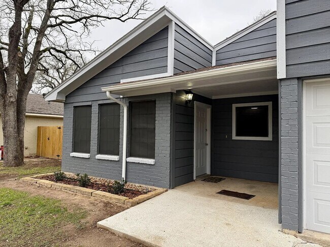 Foto del edificio - 3 Bed, 2 Bath in Southwood Valley for August Move In!