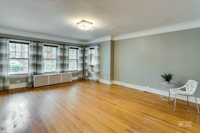Building Photo - 7546 N Oakley Ave