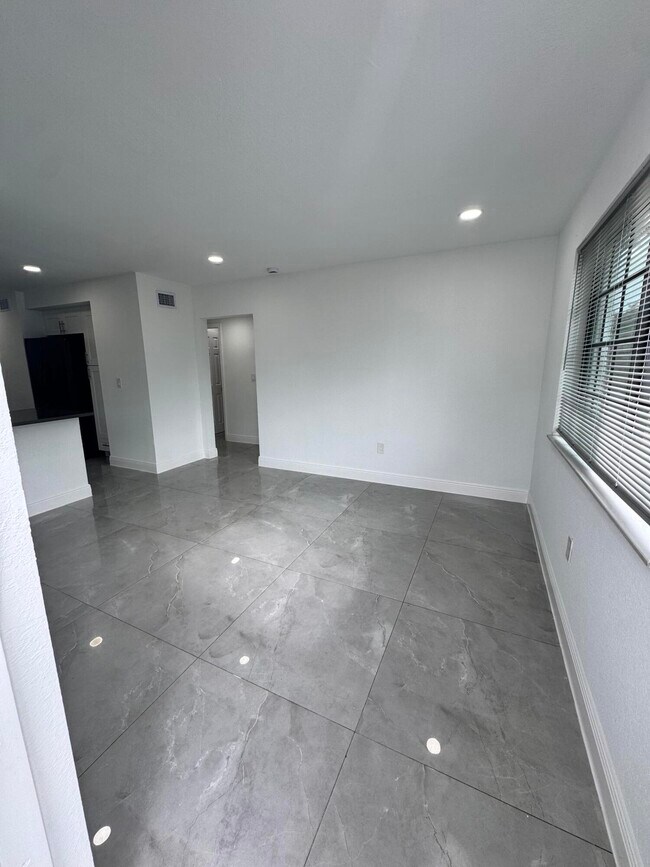Building Photo - 410 S D St