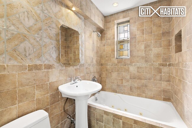 Foto del edificio - 1345 E 4th St