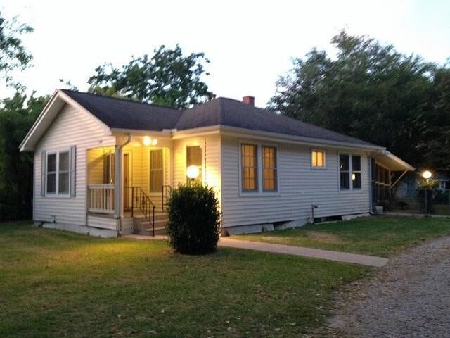 Primary Photo - 1201 Maple St