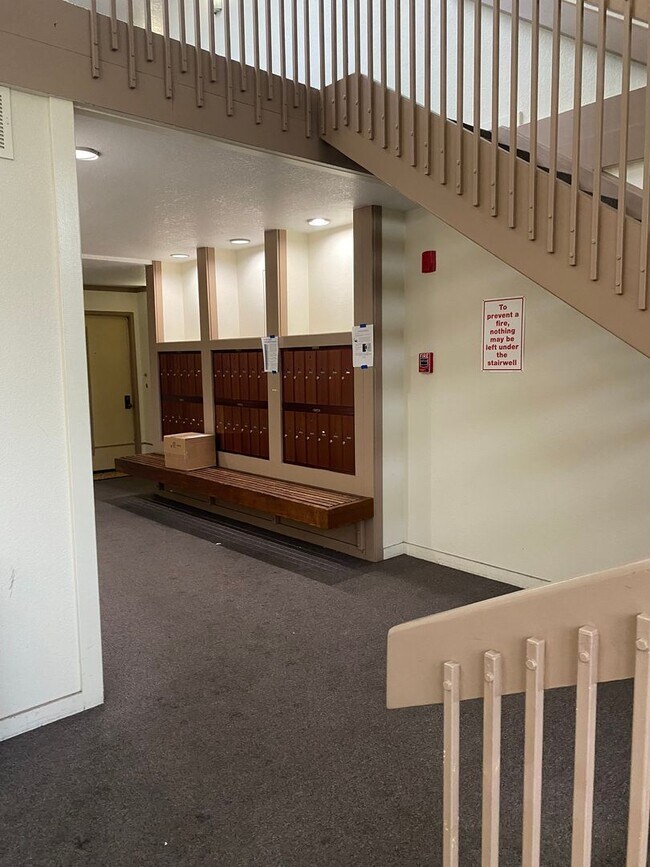 Building Photo - Move in SPECIAL ! Spacious 2 Bedroom 2 Bath!