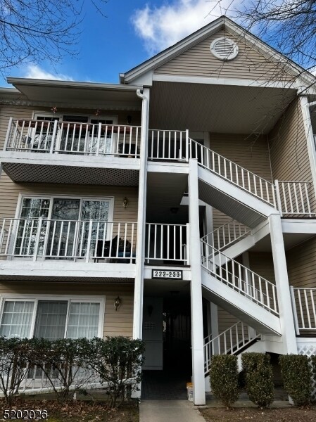 Primary Photo - 233 Larch Ln