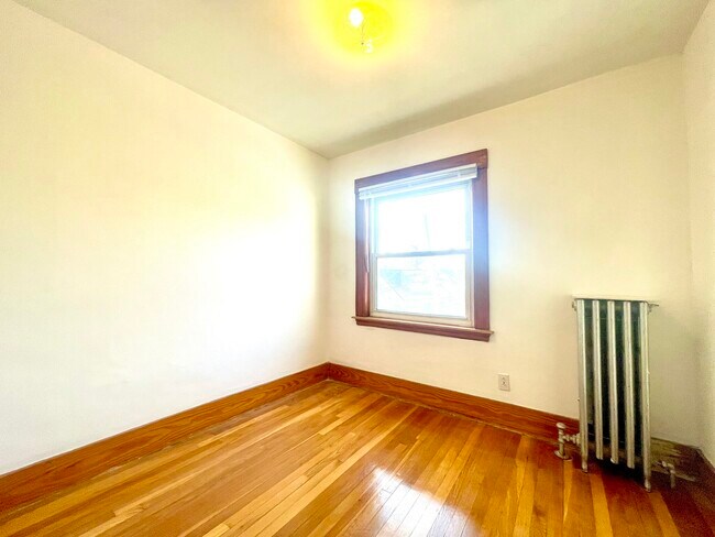 Building Photo - 27 South Crescent Circuit