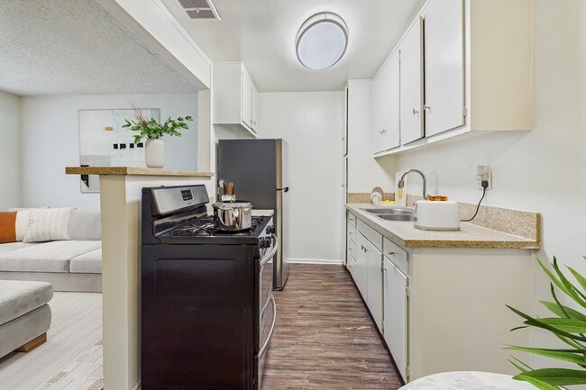 Building Photo - Roscoe Terrace