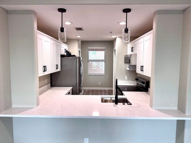 Foto del edificio - 819 Fairwaycove Ln