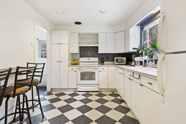 Foto del edificio - 1392 Sunnyside Ave