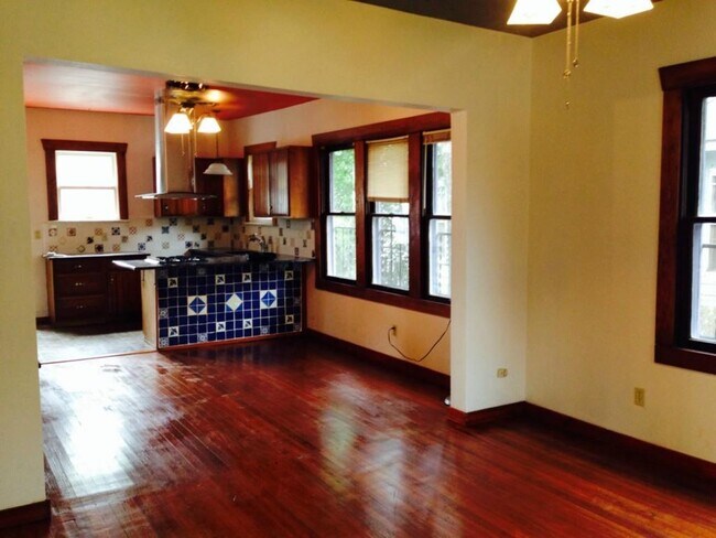 Building Photo - 1311 E 2nd St