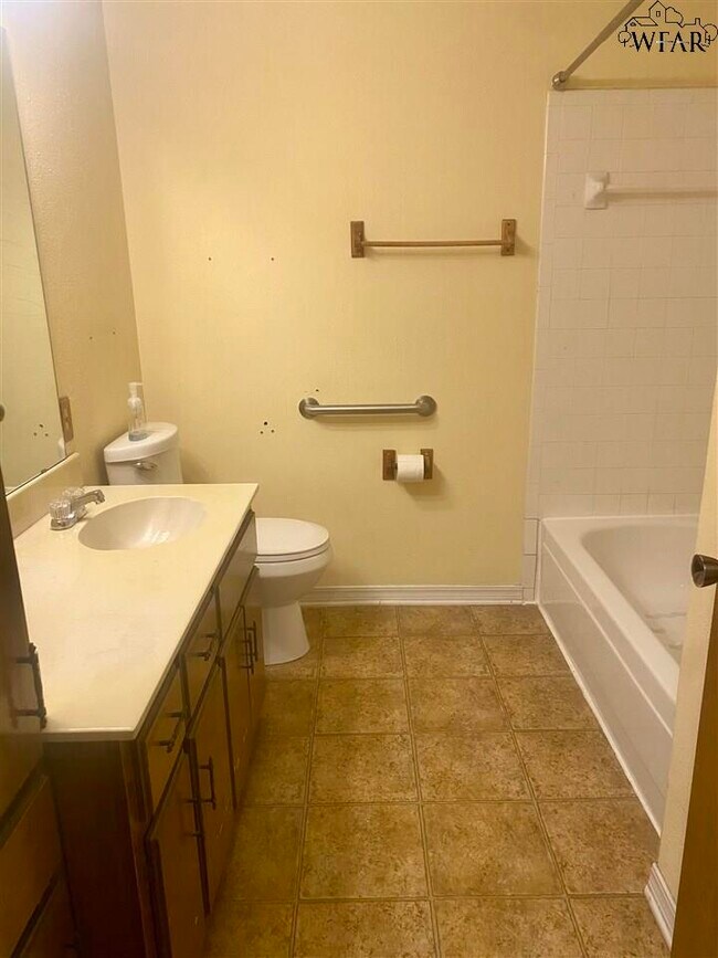 Building Photo - 5 Oak Grove Cir