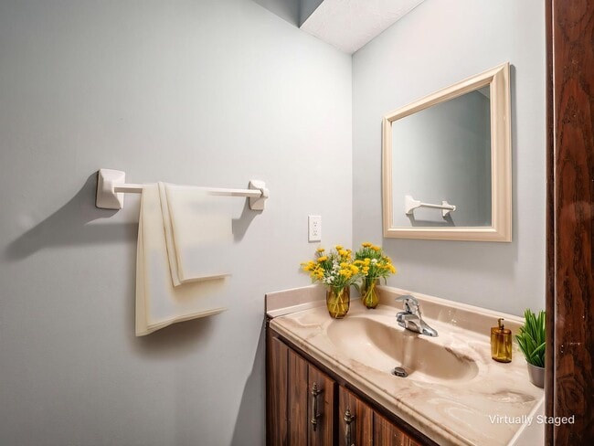 Foto del edificio - 8235-8237 Goldsmith Dr