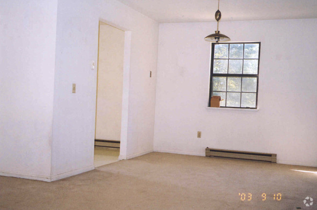 2 Bedroom Dining Room - Robin Hill Apartments