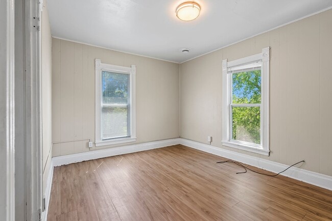 Building Photo - 1804 1/2  College St (Upper Level)