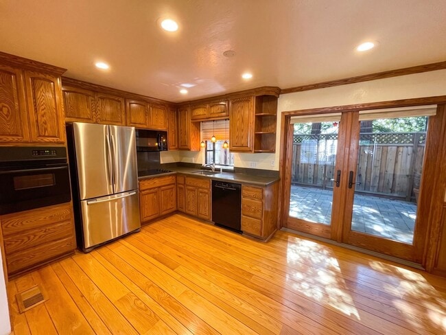 Building Photo - Charming single level 3 bedroom + office duplex. Downtown Walnut Creek!