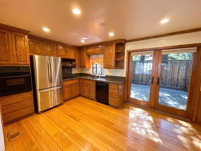 Foto del edificio - Charming single level 3 bedroom + office duplex. Downtown Walnut Creek!
