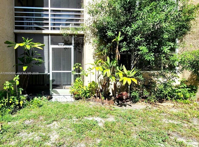 Foto del edificio - 9410 Live Oak Pl