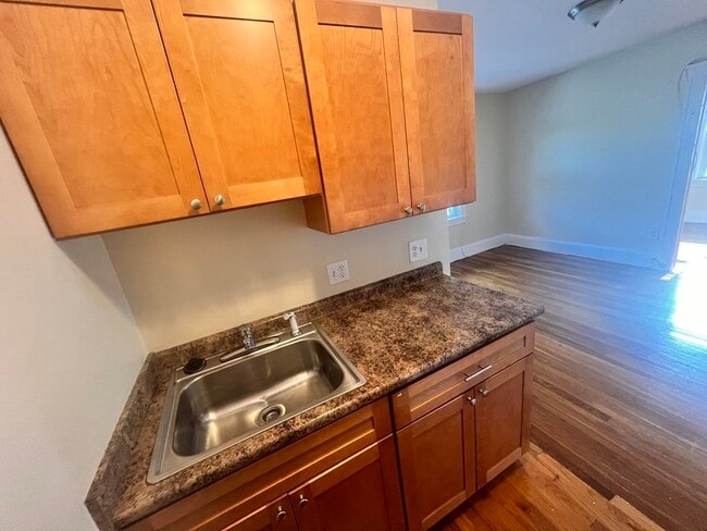 Building Photo - 483 Newport Ave