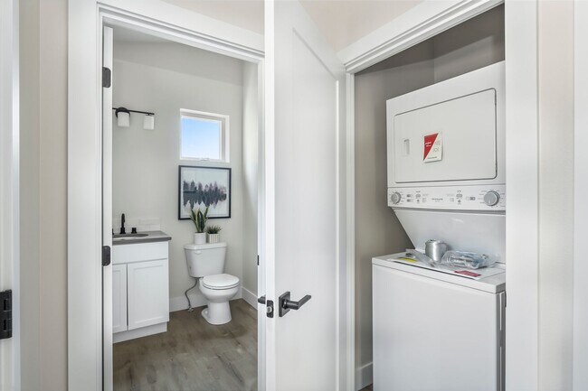 Foto del edificio - Brand New 2 Bed/1 Bath Duplex Apartment wi...