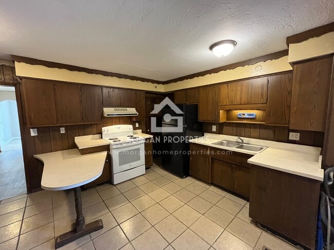 Building Photo - 330 W 6th St