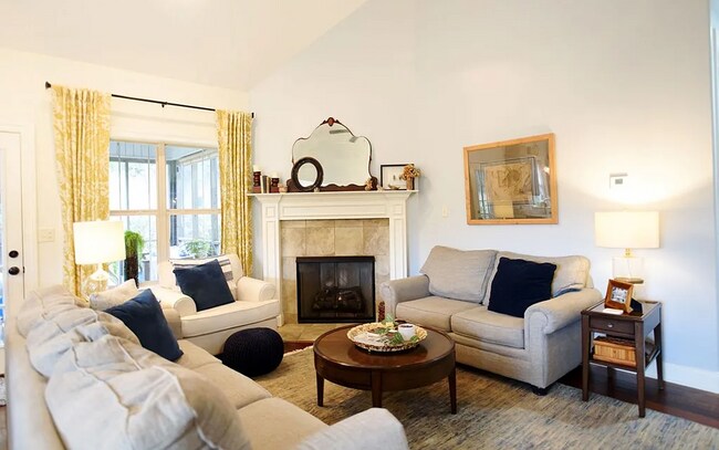 Building Photo - 4 Bed/3.5 Bath