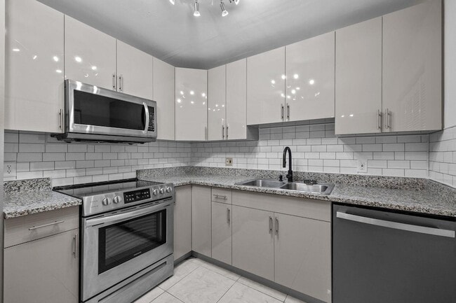 Building Photo - 1100 Manor Dr