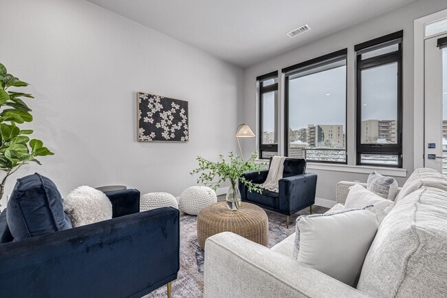 Building Photo - 6618 E Lowry Blvd